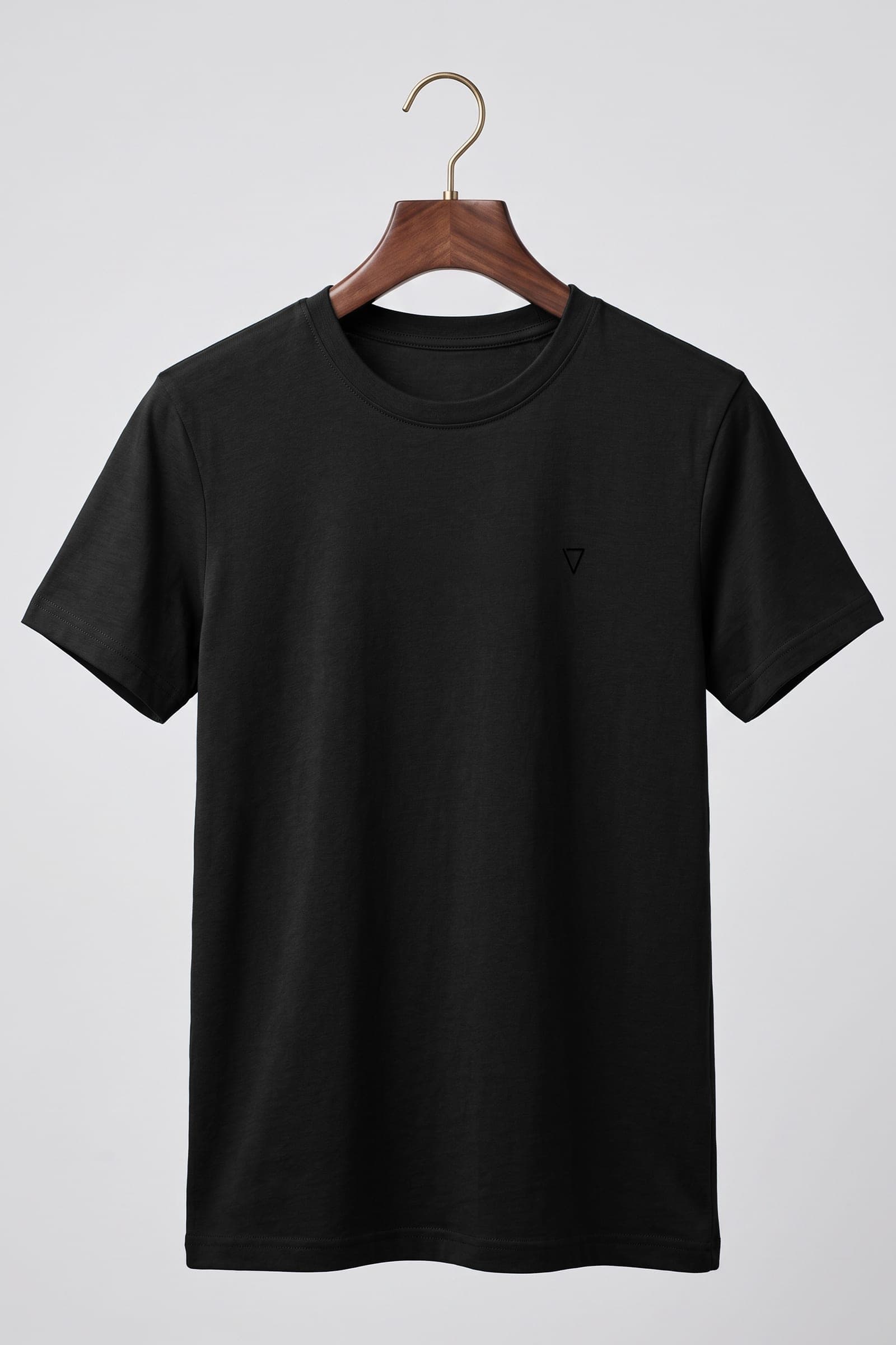 Camiseta V — Preta — foto de estúdio